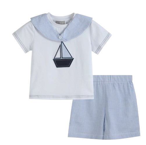 LC3806 - Conjunto de camiseta blanca con diseño de velero y pantalones cortos de seersucker azul de Lil Cactus